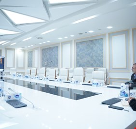 العراق يبحث مع عملاق الانترنت (امازون) فتح مكتب له في البلاد