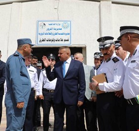 وزير الداخلية يزور معمل اللوحات المرورية ويطلع على آلية عمله