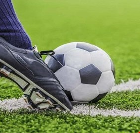 يلعب والزجاج في قدمه.. قصة غريبة بطلها نجم الدوري الإسباني