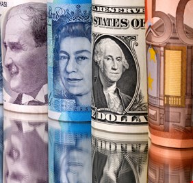 الدولار الأمريكي يسجل أعلى مستوى في أسبوعين مقابل عملات العالم