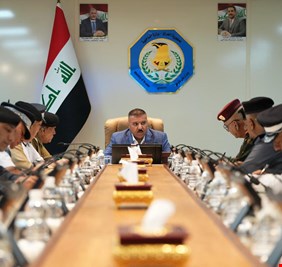 وزير الداخلية يعقد اجتماعاً موسعاً مع عدد من القادة والضباط ويؤكد على المتابعة الحثيثة لقواطع المسؤولية