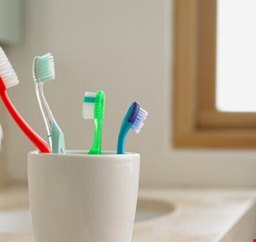 ممارسة شائعة تزيد من تراكم الجراثيم والبكتيريا في فرشاة الأسنان