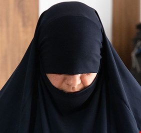 ام حذيفة تفضح اسرار الإرهابي ابو بكر البغدادي