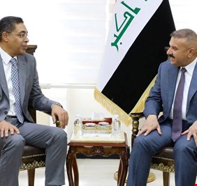 وزير الداخلية يلتقي السفير الكويتي لدى العراق