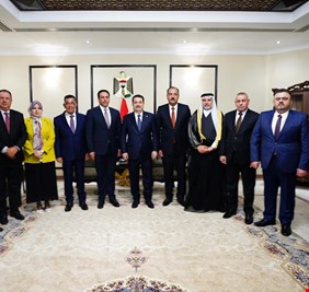 رئيس الحكومة يستقبل نواباً منشقين عن كتلة الحلبوسي