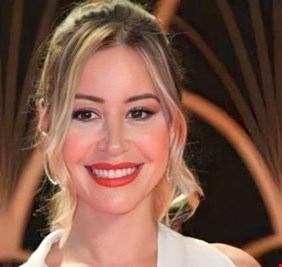 منة شلبي تذبح أضحية باسم نور الشريف أثناء تأدية مناسك الحج