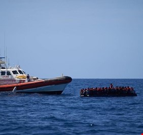 مصرع 11 وفقدان أكثر من 60 بعد غرق قاربي مهاجرين قبالة إيطاليا