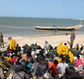 البحرية المغربية تنقذ 91 شخصا على متن قارب هجرة غير شرعي