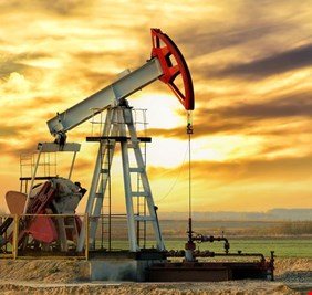 النفط يواصل خسائره مع تأثر ألاسواق بصعود الدولار