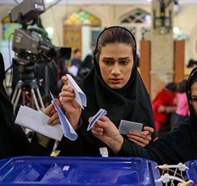 قبل يوم من انتخابات إيران... مرشّحان ينسحبان وبزشكيان يتصدّر