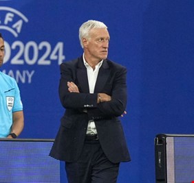 ديشامب يتهم نجم منتخب فرنسا بالتخاذل قبل مواجهة مصيرية ضد بلجيكا