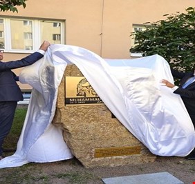 بعد أن نجح في حفظ مكانه الأثير في مقهاه... السفير فلاح عبد الحسن يكرم الجواهري في براغ مجدداً