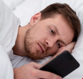 دراسة تحذر: استخدام الهواتف قبل النوم يؤدي للأرق وخلل في هرمونات الجسم