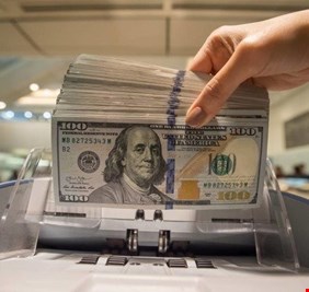 خبير اقتصادي يوضح سبب تذبذب أسعار الدولار