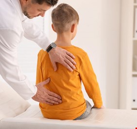أوجاع الظّهر لدى الأطفال... تحدٍ جديد بسبب الأجهزة الإلكترونيّة