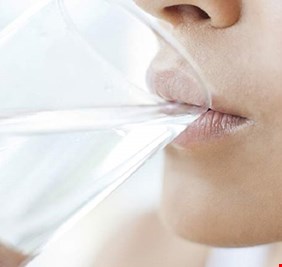 أهمية شرب الماء في الصباح