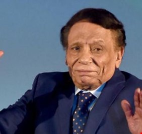 عادل إمام.. هل يعود الزعيم إلى خشبة المسرح في السعودية؟