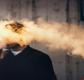 مخاطر التدخين الإلكتروني في الطقس الحار