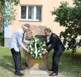 السفير العراقي في براغ يحيي ذكرى رحيل الجواهري بوضع إكليل من الزهور