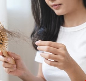 10 أسباب شائعة لتساقط الشعر... ما هي؟
