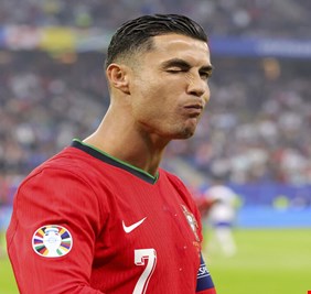 حذاء رونالدو يضعه في موقف محرج!