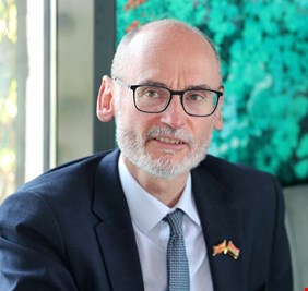 السفير البريطاني في بغداد يتوقع أن يتحول العراق الى مصدر للكهرباء و محور تجاري دولي