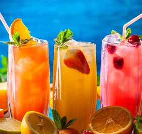 ما أفضل المشروبات لتأمين الشعور بالارتواء في أيام الحر؟