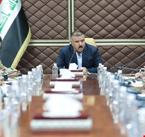 وزير الداخلية رئيس اللجنة الأمنية العليا لتأمين زيارة الأربعين يعقد اجتماعاً موسعاً مع عدد من القادة والجهات الساندة