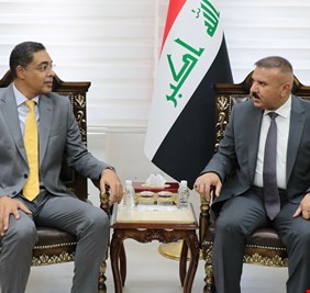 وزير الداخلية يلتقي السفير الكويتي لدى العراق
