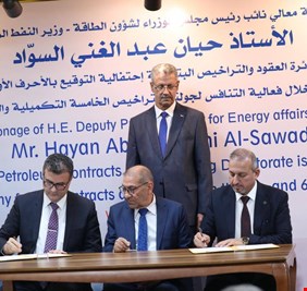 العراق يوقع عقودا مع شركات أجنبية لتطوير 13 حقلاً و رقعة استكشافية نفطية