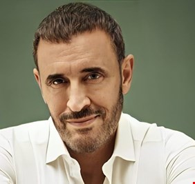 كاظم الساهر بالانكليزيّة: الإنسانية أقوى عندما نقف معاً