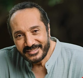 علي الحجار يشكو عدم بث حفلاته على التلفزيون... والجمهور يدعمه