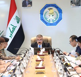 وزير الداخلية يجتمع مع عدد من القادة والضباط