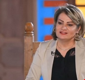 سروة عبد الواحد تهاجم منتقدي الحكومة : أكثر المستفيدين