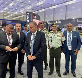 وزير الداخلية يجري جولة في اروقة معرض 