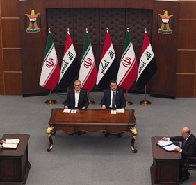 العراق يوقع 14 مذكرة تفاهم مع إيران مع وصول رئيسها الجديد إلى بغداد