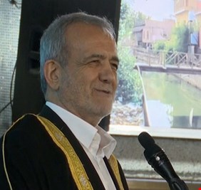 الرئيس الإيراني يدعو من البصرة لاتحاد اقتصادي