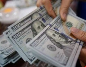 مصرف حكومي يصدر توجيهات ببيع الدولار للمسافرين