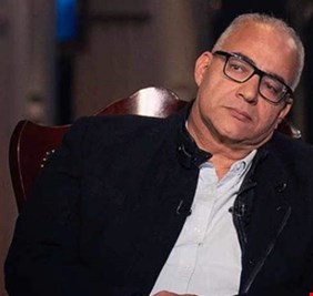 بيومي فؤاد يفتح النار على فنانين مصريين