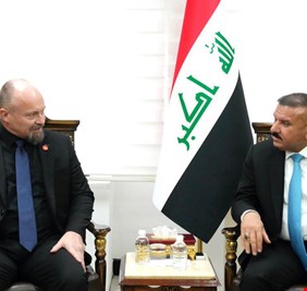 وزير الداخلية يلتقي مدير برنامج شؤون الألغام في دائرة الأمم المتحدة للأعمال المتعلقة بالألغام في العراق