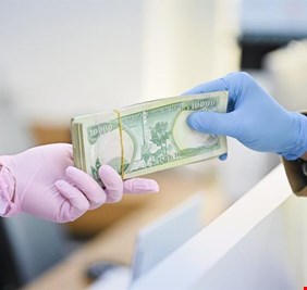 الحكومة تطمئن الموظفين بشأن الرواتب