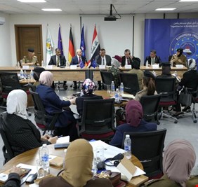 وزير الداخلية يطلع على دورة القيادة الاستراتيجية للعنصر النسوي