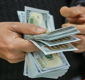 اقتصادي يكشف أسباب ارتفاع الدولار في السوق الموازية