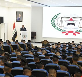 وزير الداخلية يترأس اجتماعاً في كلية الشرطة
