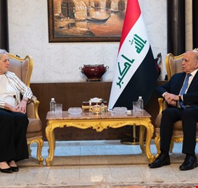 الحكومة تبحث مع السفيرة الأمريكية خطر اندلاع حرب شاملة