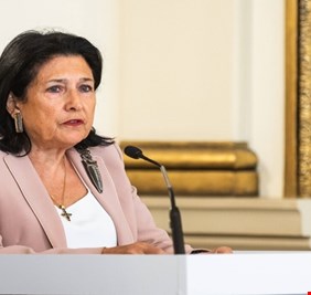 جورجيا.. الحزب الحاكم يحاول عزل رئيسة الجمهورية