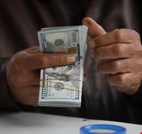 توقعات بارتفاع سعر الدولار في السوق العراقية