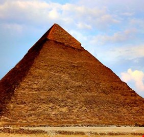 ظهور كائن غير متوقع أعلى قمة الهرم الأكبر في الجيزة!