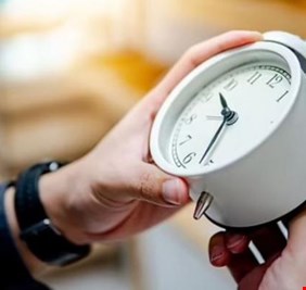 علماء يحذرون من «تغيير الساعة» مرتين سنويا: يزيد خطر الإصابة بالسرطان
