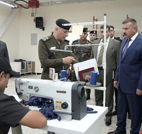 موجهاً بفتح خطوط إنتاج جديدة للتجهيزات العسكرية.. وزير الداخلية يزور معمل ألبسة منتسبي قوى الأمن الداخلي
